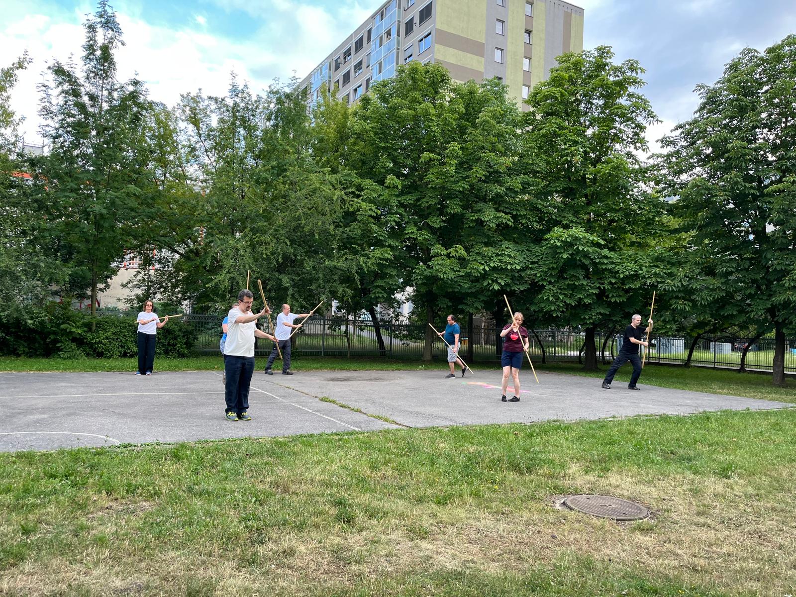 Sestava s dlouhou tyčí v Řepích